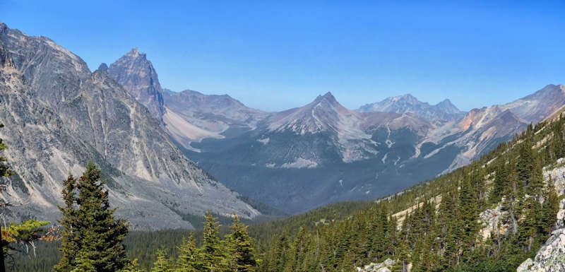 Blick zurück ins Tal: Throne und Oldhorn Mountain, Chak Peak im Hintergrund